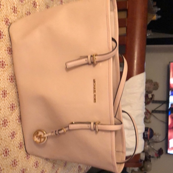 These is a big jet set for someone who travels, this would be a perfect. - Picture 1 of 8